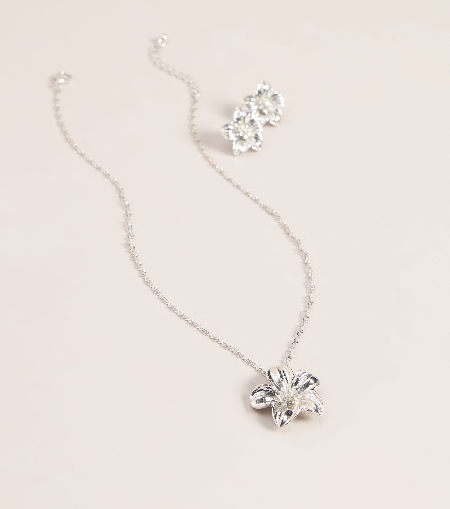 Bloom Mood Flower Necklace And Stud Earrings Set