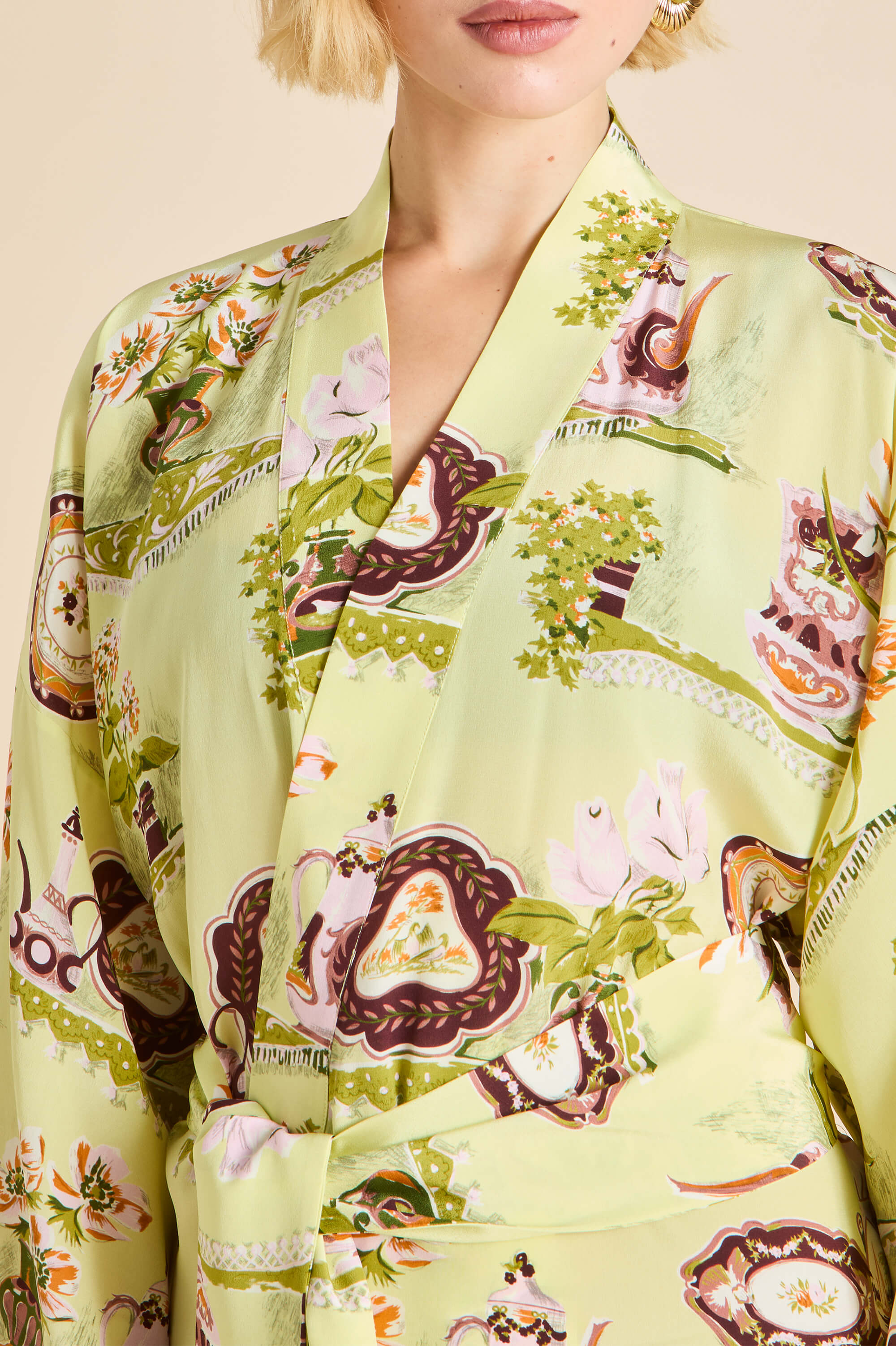 Amaya Aulenti Green Plate Robe in Silk Crêpe de Chine