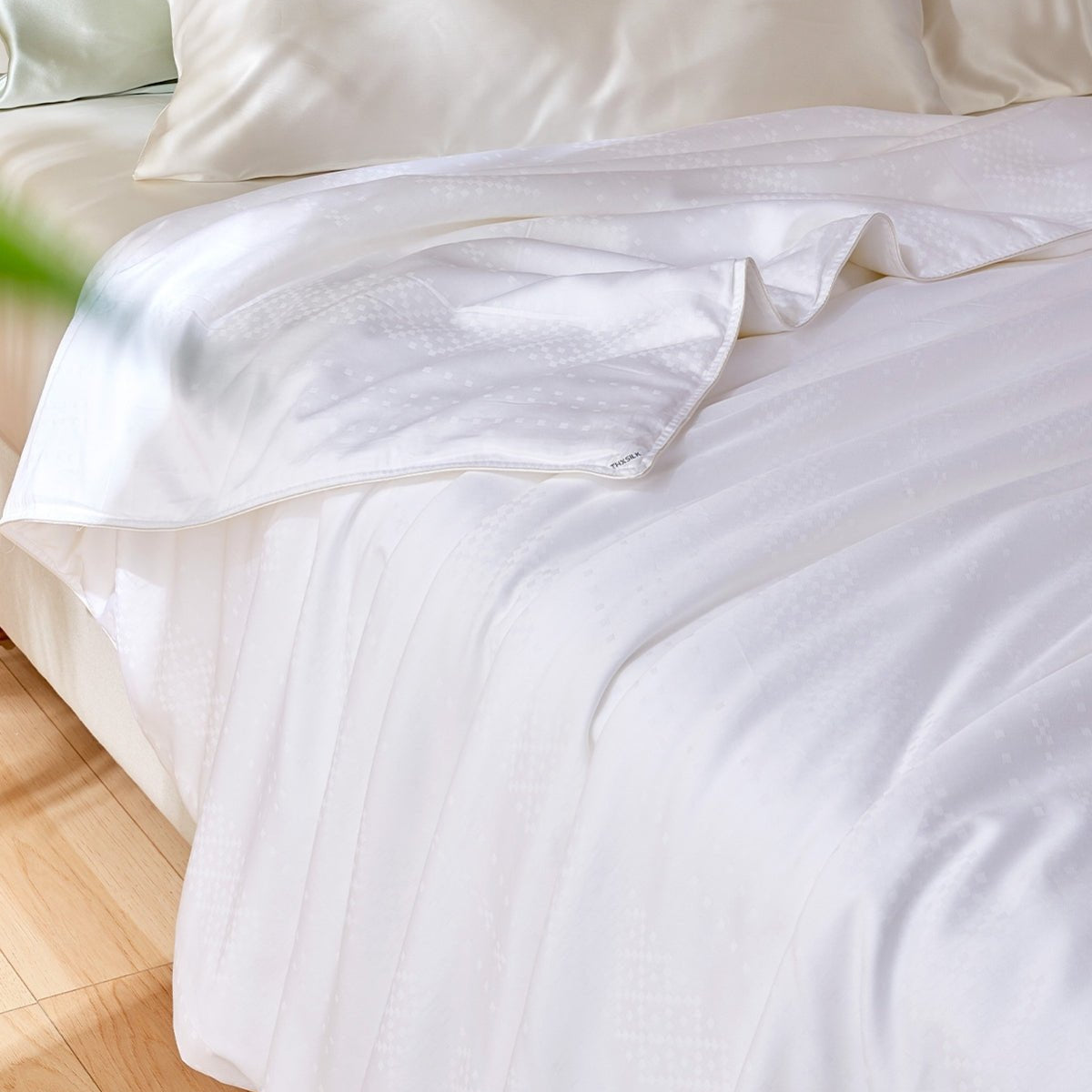 Summer Lightweight Mulberry Silk Filled Comforter