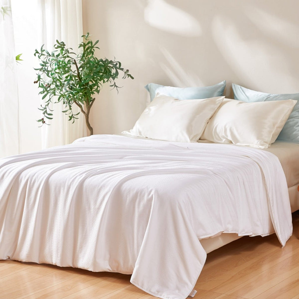 Summer Lightweight Mulberry Silk Filled Comforter