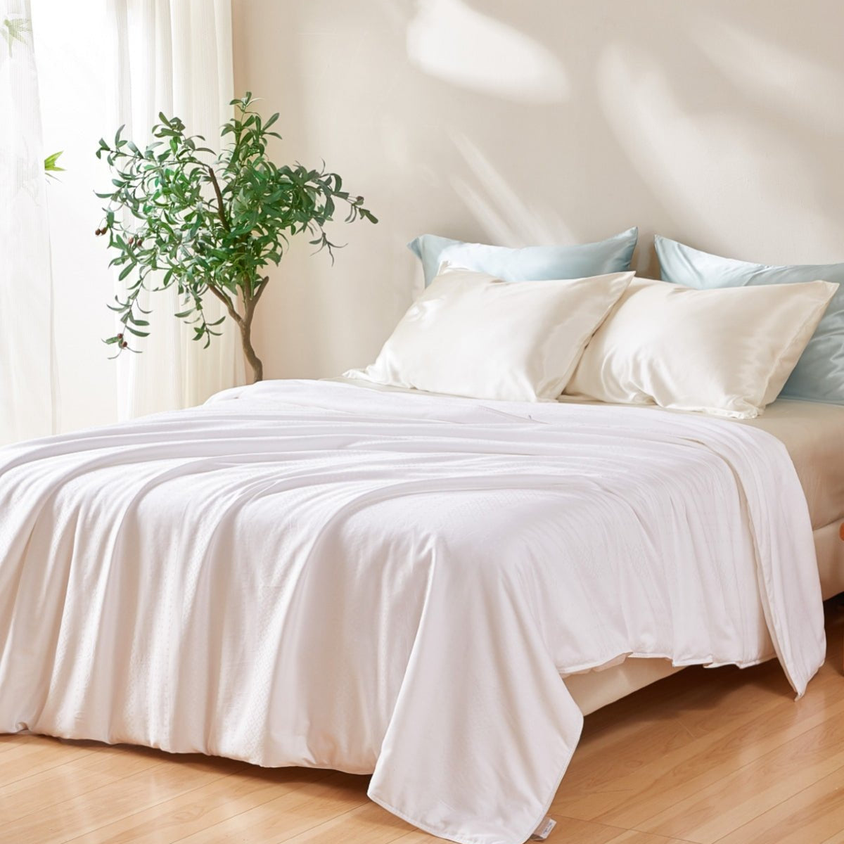 Summer Lightweight Mulberry Silk Filled Comforter